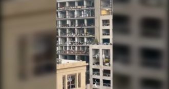 Copertina di Esplosione a Beirut, case e uffici distrutti dopo la deflagrazione: i video girati dentro gli edifici