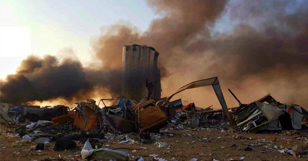 Esplosione a Beirut, almeno 30 morti e devastazioni per chilometri. Il governatore: “Città distrutta”. Il ministro dell’Interno: “Possibile causa il nitrato di ammonio immagazzinato nel porto” – Video
