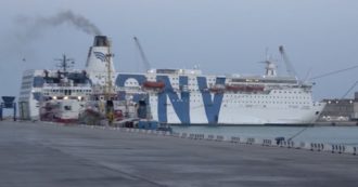 Copertina di Lampedusa, iniziato l’imbarco dei migranti sulla nave Gnv Azzurra per la quarantena. Potrà ospitare 700 persone