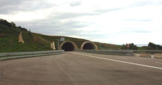 Copertina di Sicilia, un incendio manda in tilt la viabilità sull’autostrada Messina-Palermo. Polemica sui tempi di ripristino: “Almeno 15 giorni”