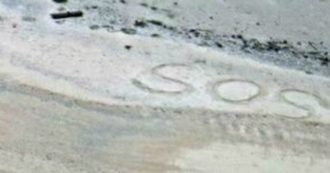 Copertina di Naufraghi su un’isola del Pacifico, salvati dopo giorni grazie a un SOS scritto sulla sabbia. Il video della guardia costiera