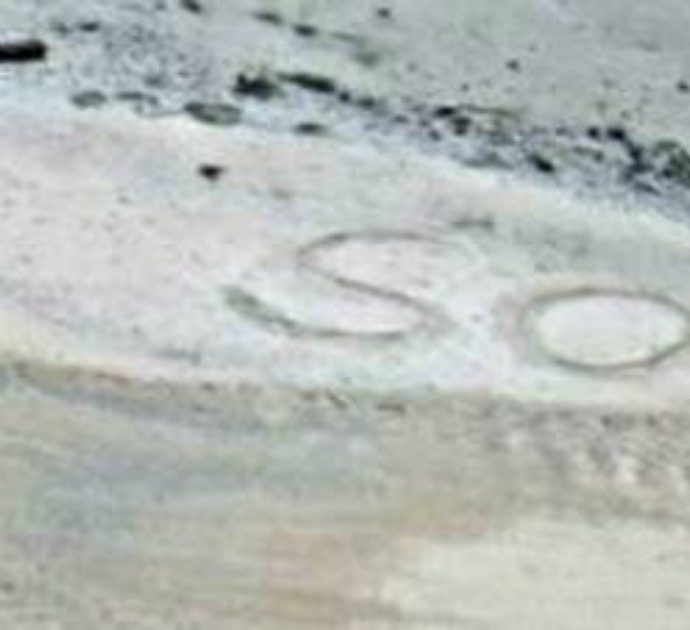 Naufraghi su un’isola del Pacifico, salvati dopo giorni grazie a un SOS scritto sulla sabbia. Il video della guardia costiera