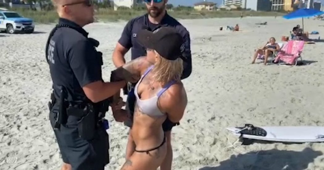Usa, agenti ammanettano una donna in spiaggia perché indossa un perizoma: “Ma non sono nuda”. Il video del fermo fa il giro del mondo