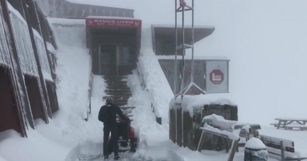 Passo dello Stelvio, cade la neve ad agosto: imbiancati strade e rifugi. Le immagini