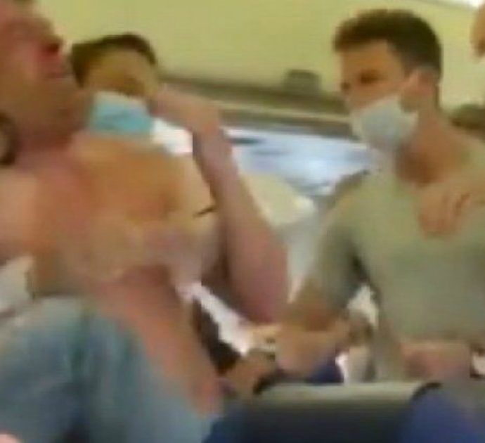 Due passeggeri si rifiutano di indossare la mascherina in aereo: scoppia la rissa sul volo per Ibiza