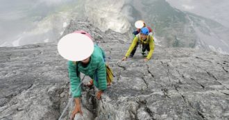Copertina di Bambina di 7 anni scala senza aiuto fino a 3300 metri con il fratellino di 3 anni, mamma e papà