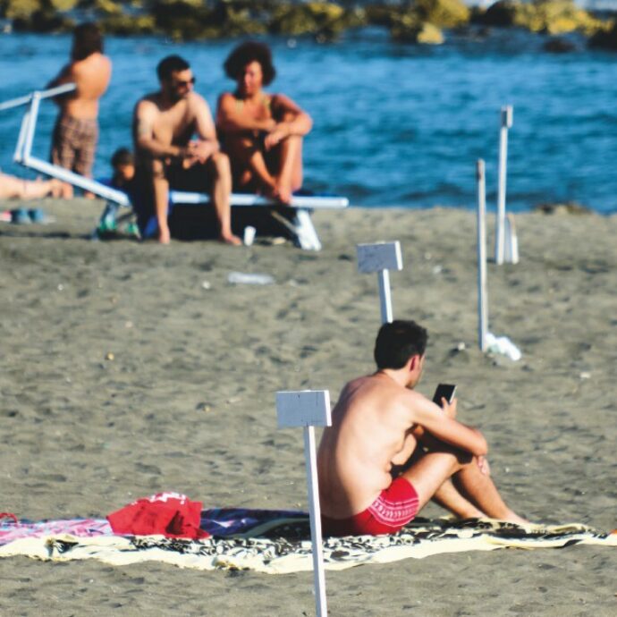 “A una famiglia hanno vietato di consumare il cibo in spiaggia. Non esiste alcuna norma. Inaccettabile”: il deputato Borrelli (AVS) porta il caso in Parlamento