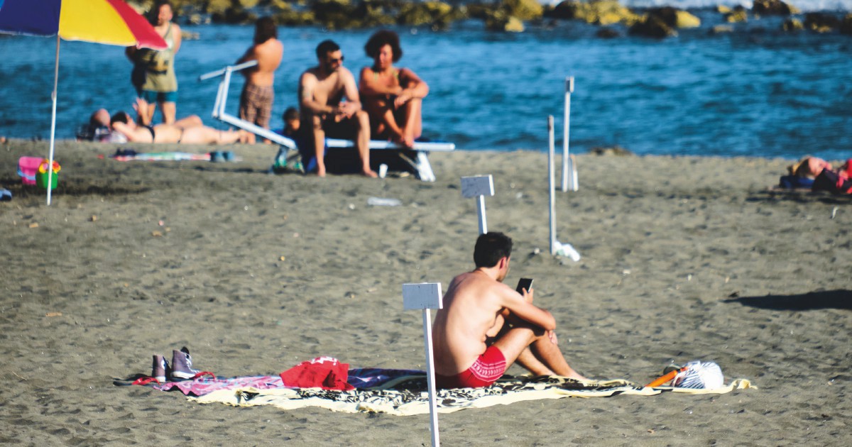 a una famiglia hanno vietato di consumare il cibo in spiaggia non esiste alcuna norma inaccettabile il deputato borrelli avs porta il caso in parlamento