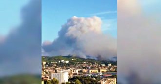 Copertina di Costa Azzurra, vasto incendio a ovest di Marsiglia: evacuate 2700 persone. Il video dei canadair in azione
