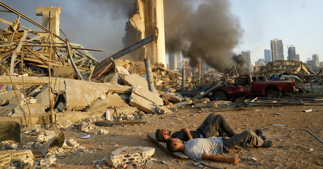 Beirut, oltre 135 morti e 5mila feriti: “300mila persone senza casa”. Governo: “Arrestare i responsabili dello stoccaggio del nitrato al porto”