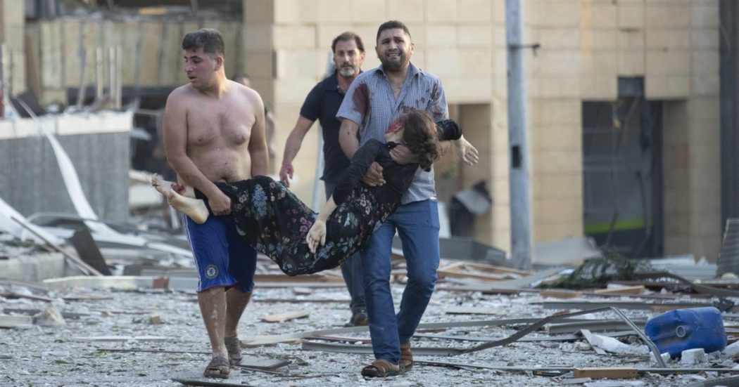 Beirut devastata dall’esplosione: visi insanguinati, urla e strade scomparse. La disperazione di una città senza pace