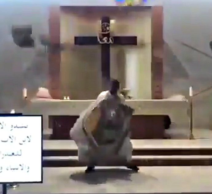 Beirut, l’esplosione fa crollare il soffitto della chiesa durante la messa: la fuga del prete per salvarsi. Video