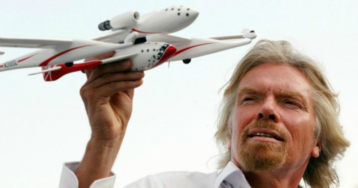 Richard Branson come una rockstar al Teatro Girolamo di Milano per lanciare la fibra Virgin e annuncia: “Possiamo lanciare satelliti nello spazio in qualunque orbita”