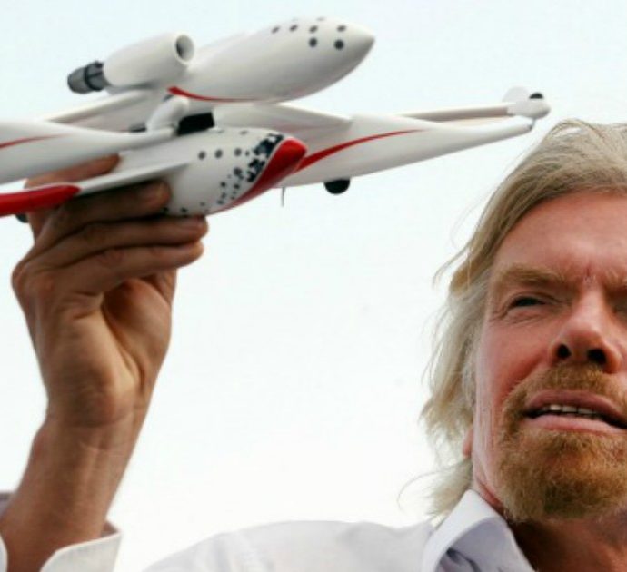 Richard Branson come una rockstar al Teatro Girolamo di Milano per lanciare la fibra Virgin e annuncia: “Possiamo lanciare satelliti nello spazio in qualunque orbita”