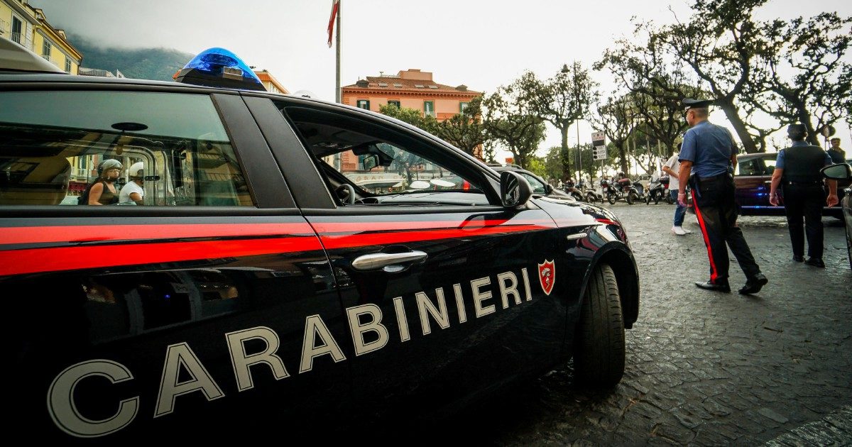 Rapper sale sul tetto di un’auto dei carabinieri per girare un video: denunciato Tsunamimafia