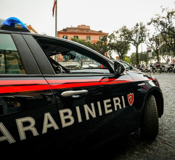 Rapper sale sul tetto di un’auto dei carabinieri per girare un video: denunciato Tsunamimafia