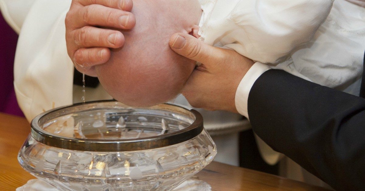 “Il battesimo con formula ‘noi ti battezziamo’ non è valido”: in moltissimi rischiano di doverlo rifare dopo l’annuncio del Vaticano
