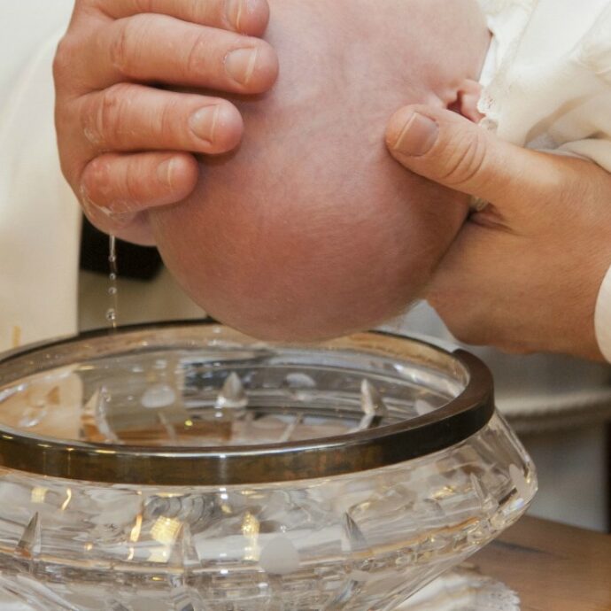 Prete sbaglia la formula di rito del battesimo per 26 anni, in migliaia ora devono essere ribattezzati. L’annuncio del Vescovo