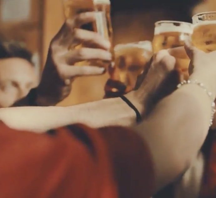 Coronavirus, da Madrid un video virale per incentivare l’uso della mascherina. Una birra rinfrescante con gli amici? Il finale è choc
