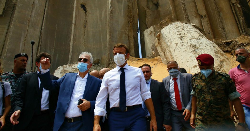 French President Emmanuel Macron, center , visits the devastated site of the explosion at the port of Beirut, Lebanon, Thursday Aug.6, 2020. French President Emmanuel Macron has arrived in Beirut to offer French support to Lebanon after the deadly port blast.(AP Photo/Thibault Camus, Pool) Beirut, 157 morti e 5mila feriti. Arrestati 16 funzionari del porto. Onu: “Stanzieremo almeno 9 miliardi di dollari”. Macron vola in Libano.
