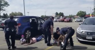 Copertina di Il nuovo caso che indigna gli Usa: sospettano che l’auto sia rubata, due donne e 4 bambine ammanettate e costrette a sdraiarsi a terra