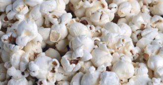 Copertina di “Mangiare un pacchetto di popcorn al giorno riduce il rischio di sviluppare demenza”: la scoperta nel nuovo studio