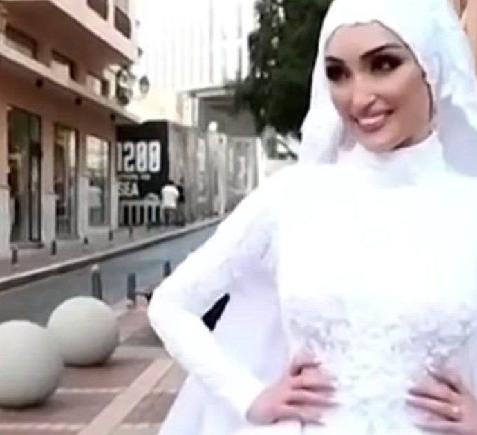 La sposa in abito bianco davanti all’obiettivo del fotografo quando arriva l’esplosione a Beirut: il video