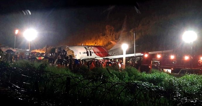 India, aereo si schianta durante l’atterraggio in Kerala: almeno 20 morti e 140 feriti. Polemiche sulla pista: “Troppo pericolosa”