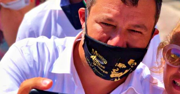 “Memento audere semper”: il motto coniato da D’Annunzio sulla mascherina di Salvini
