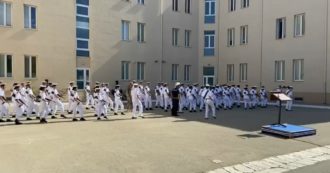 Marina militare, ballano al ritmo di Jerusalema mentre sono schierati per il saluto: il video fa il giro dei social e scatena le polemiche