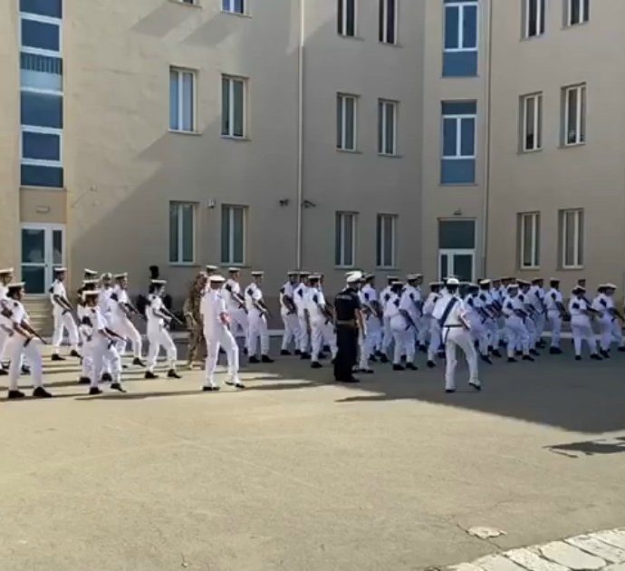 Marina militare, ballano al ritmo di Jerusalema mentre sono schierati per il saluto: il video fa il giro dei social e scatena le polemiche