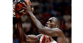 Copertina di Basket, morto per un infarto Micheal Ojo: il 27enne nigeriano si stava allenando con la Stella Rossa di Belgrado