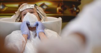 Copertina di Parrucchiera positiva al Covid in provincia di Firenze: scattata la quarantena per 70 persone