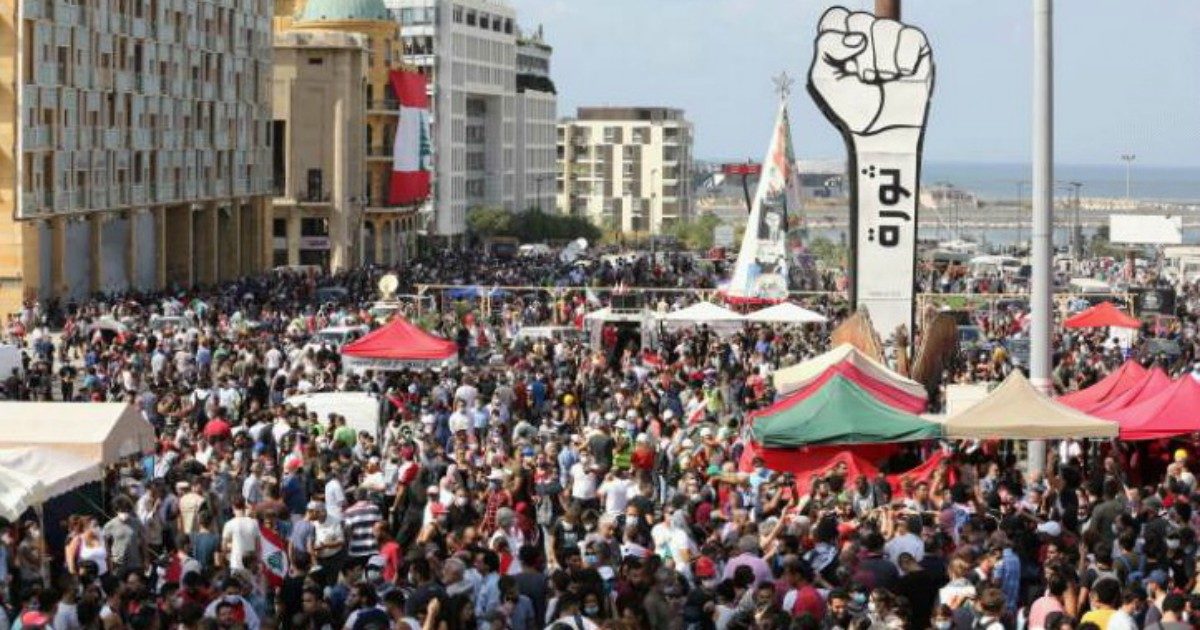 Beirut, guerriglia urbana contro il governo nel “sabato della rabbia”: centinaia di feriti, morto un agente. Sgomberato il ministero degli Esteri dopo l’assalto