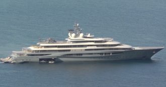Copertina di Ecco il Flying Fox: a Capri è ormeggiato lo strepitoso yacht a noleggio più grande al mondo (con i suoi 76 metri di lunghezza)