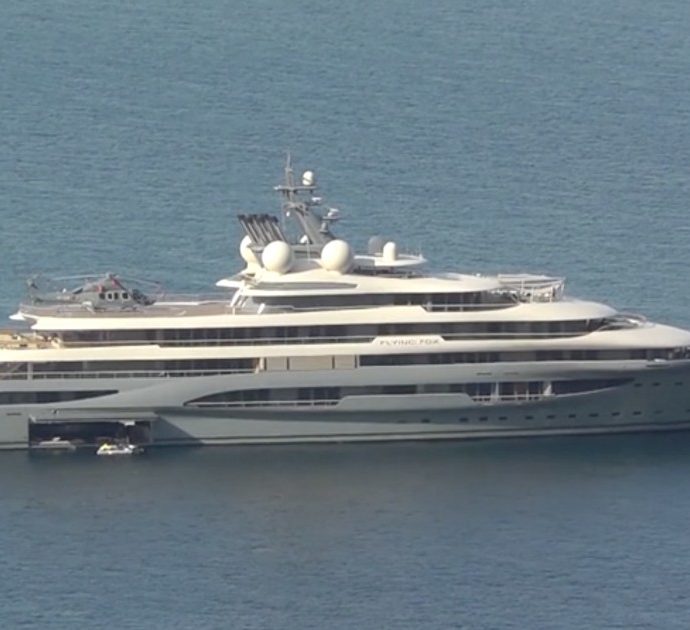 Ecco il Flying Fox: a Capri è ormeggiato lo strepitoso yacht a noleggio più grande al mondo (con i suoi 76 metri di lunghezza)