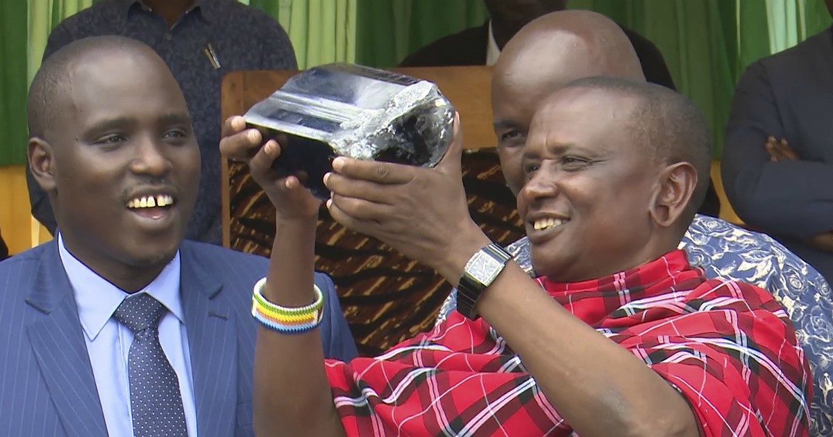 Minatore della Tanzania trova due gemme e diventa milionario: ma quando torna al lavoro, il nuovo colpo di scena
