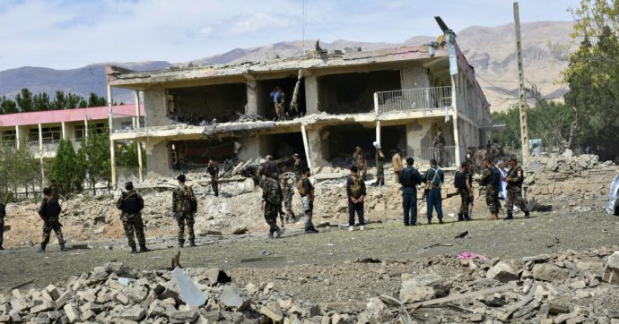 Afghanistan, autobomba contro stazione di polizia: 11 agenti morti. L’assemblea del Paese dà l’ok a liberazione di 400 prigionieri talebani
