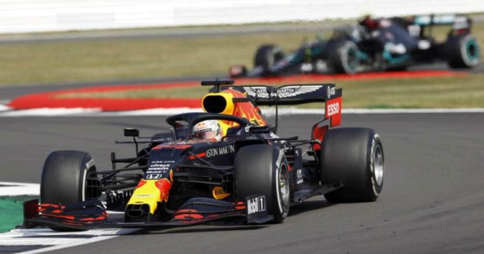 Formula 1, Verstappen batte le Mercedes nel Gp di Silverstone. Quarta la Ferrari di Leclerc, dodicesimo Vettel dopo testa-coda