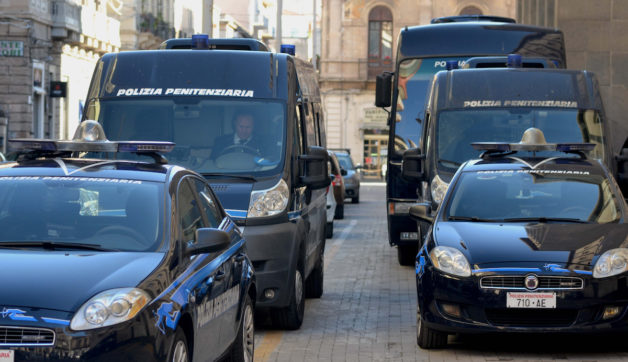 Sparatoria tra bande a Catania: 2 morti e 4 feriti. Pm seguono la pista della droga. Ardita: “In città dimensione militare è ancora viva”