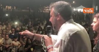 Copertina di “Balordi che sputazzano e infettano”. Salvini ripete a ogni comizio le accuse razziste verso i migranti (per risalire nei sondaggi?)