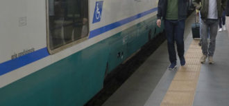 Copertina di Spintoni e sassi al capotreno che intima di mettere la mascherina, tre denunciati a Buggiano