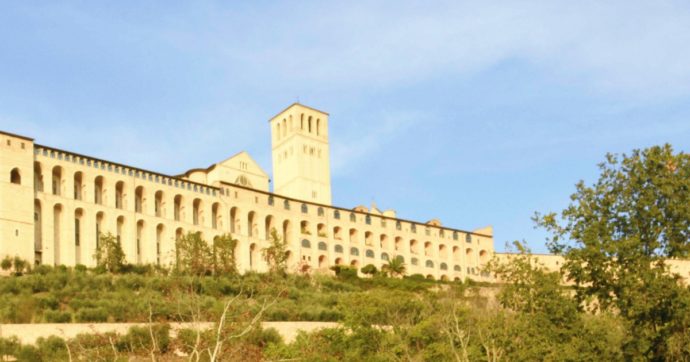 Coronavirus, focolaio tra i frati del Sacro convento di Assisi: in totale 18 religiosi positivi