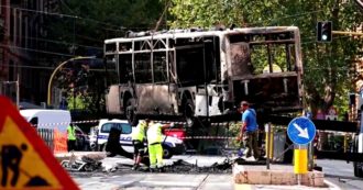 Copertina di Roma, tre autobus in fiamme in un solo giorno: un mezzo in servizio da 15 anni. Le immagini
