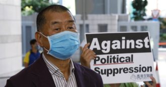 Copertina di Hong Kong, arrestato il magnate dell’editoria Jimmy Lai: è accusato di aver violato la nuova legge sulla sicurezza