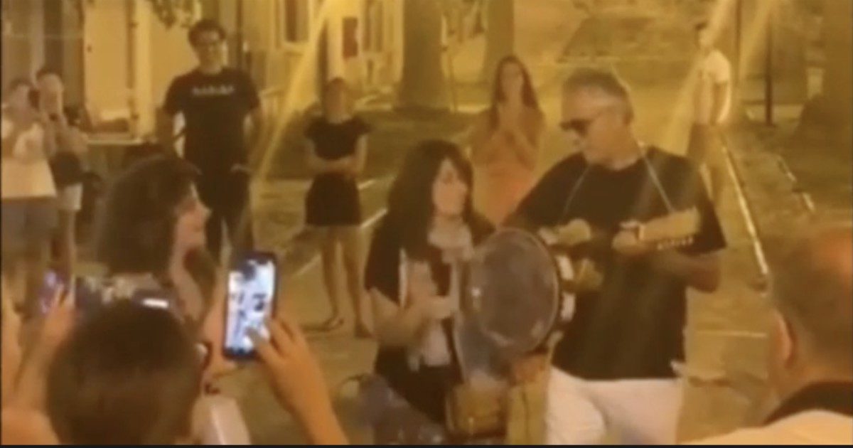 Andrea Bocelli improvvisa un concerto in piazza alle Isole Tremiti: niente mascherina né distanziamento