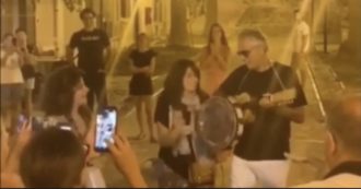 Copertina di Andrea Bocelli improvvisa un concerto in piazza alle Isole Tremiti: niente mascherina né distanziamento