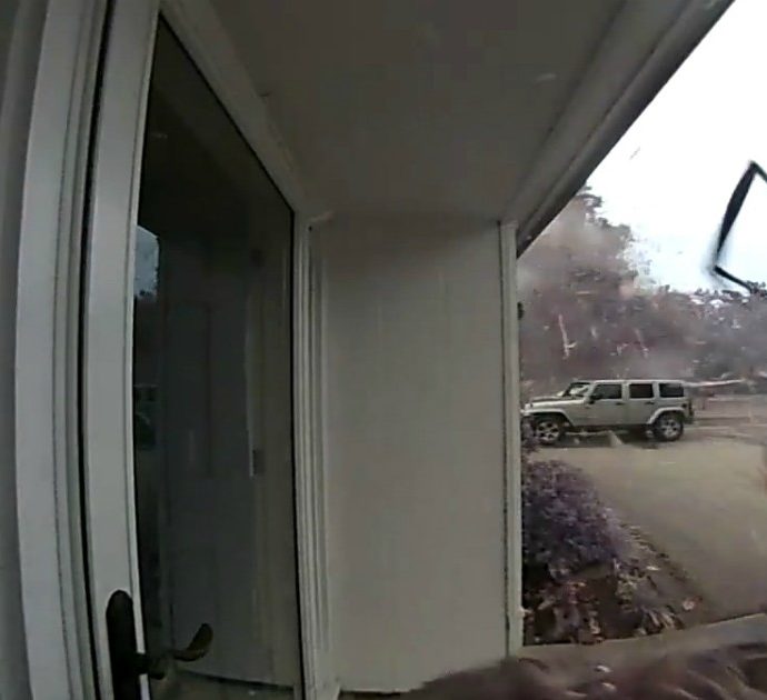 Fulmine cade a pochi metri da una ragazza e fa esplodere un albero: il video catturato dalle telecamere di sicurezza della casa