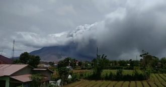 Copertina di La nube di fumo è alta fino 5mila metri: le incredibili immagini dell’eruzione del vulcano Sinabung in Indonesia