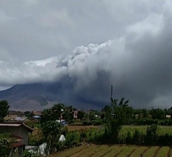 La nube di fumo è alta fino 5mila metri: le incredibili immagini dell’eruzione del vulcano Sinabung in Indonesia